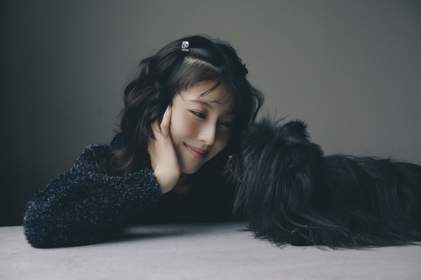 『浜辺美波カレンダー2026.04－2027.03』（C）KADOKAWA