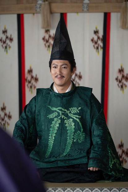 足利義昭／尾上右近（C）NHK