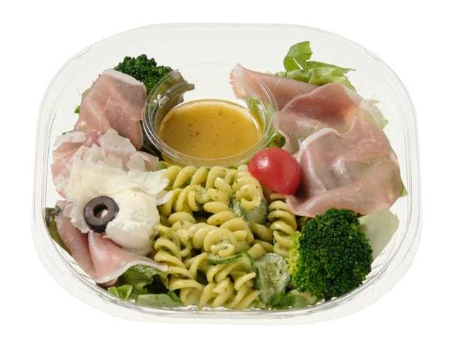 生ハムとチーズのバジルサラダ（税込645.84円）