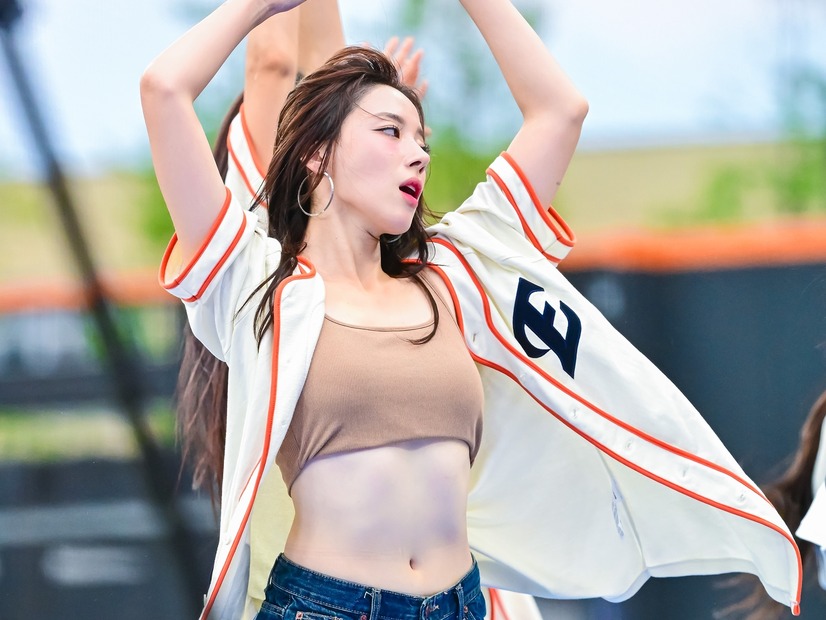 体のライン“くっきり”の超密着ドレス…韓国チアガール、色気ダダ漏れの妖艶SHOTでファン悩殺【PHOTO】