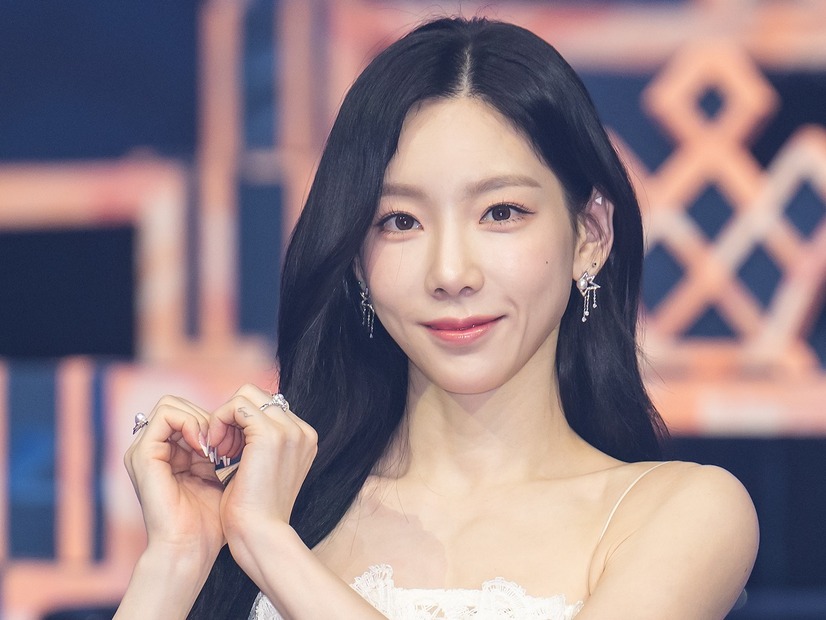 胸元の線が見える…少女時代・テヨン、白タンクトップ姿に注目！儚げかつ洗練された雰囲気【PHOTO】