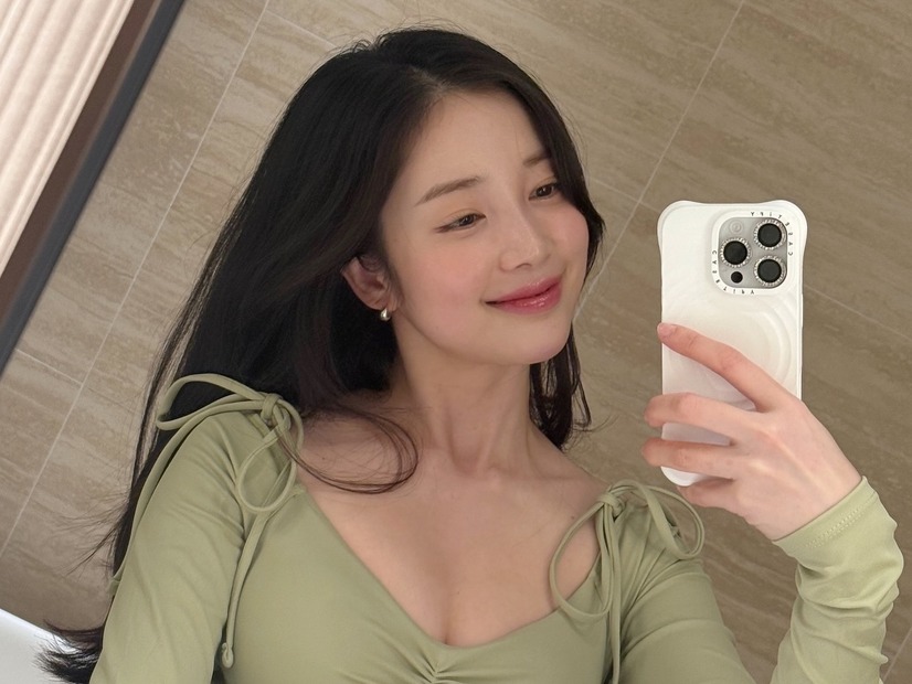 清純な顔からは想像できない露出…女優ユン・チェギョン、複数のスリットが入った水着姿を公開【PHOTO】