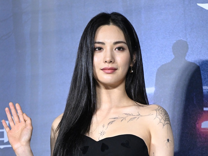 体中のタトゥーを「バカみたい」と後悔し除去したナナ、ランジェリー姿で“ありのままの素肌”を公開【PHOTO】