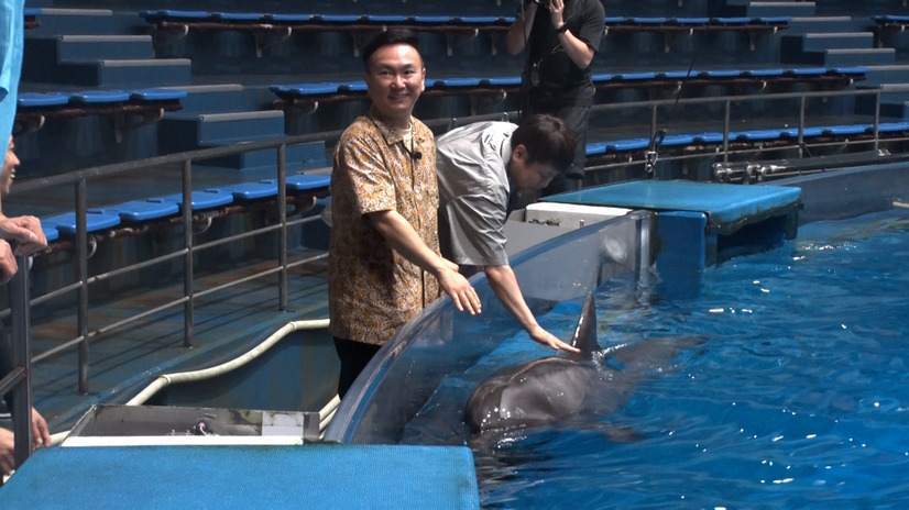 （左から）アクアパークで癒されまくる山内、井上（C）MBS