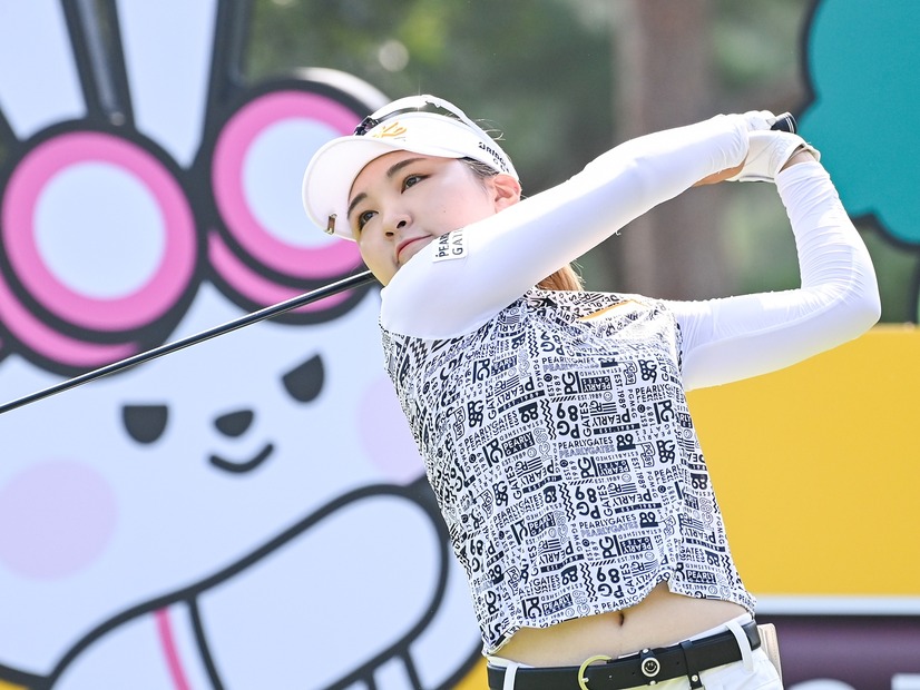 韓国美人ゴルファーが渋谷で美脚あらわ!? 大胆ショーパンコーデに絶賛多数「脚が長い…!」【PHOTO】