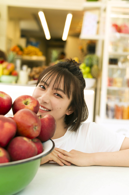 藤﨑ゆみあファースト写真集「FUJISAKI YUMIA」(東京ニュース通信社刊)