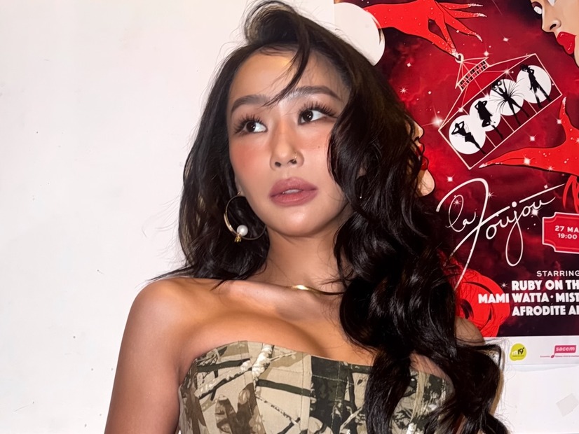 上も下も露わにした大胆さ…ヒョリン、ホットピンク衣装で危険な肌見せ！グラマラス体型披露【PHOTO】