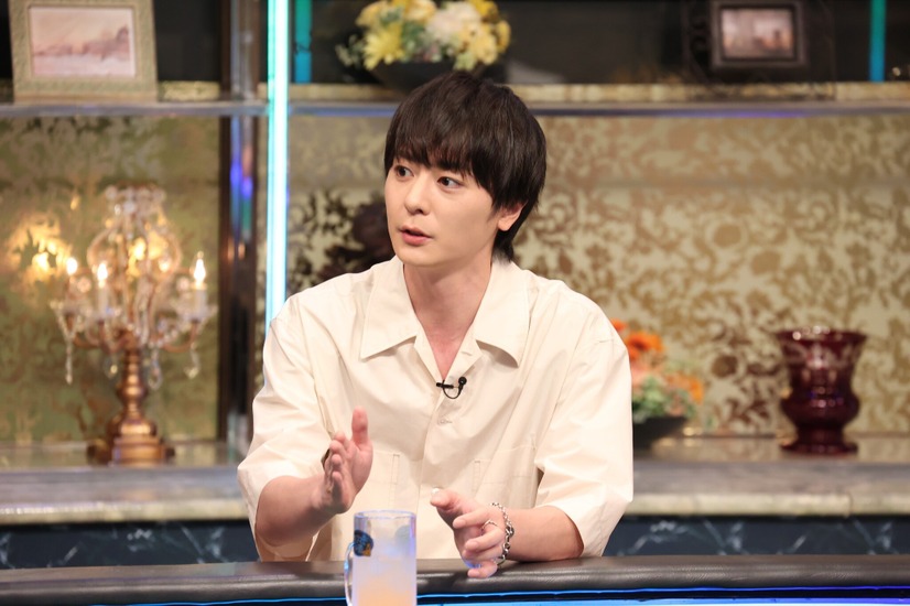 犬飼貴丈『酒のツマミになる話 最終回だから未公開トーク全部出しますSP』（C）フジテレビ