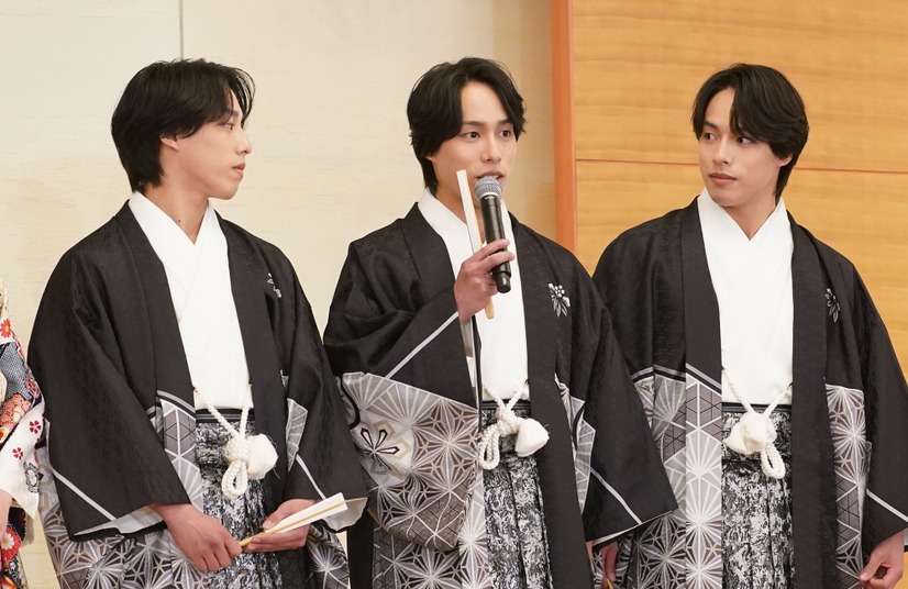 佐藤三兄弟【写真：竹内みちまろ】