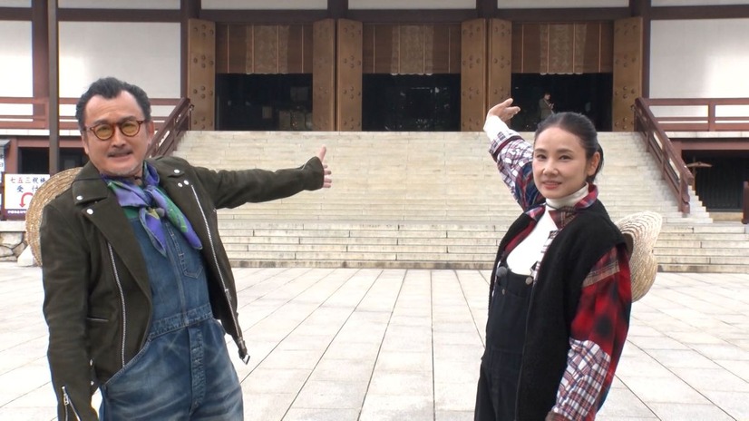 左から）吉田鋼太郎、吉田羊『バナナマンのせっかくグルメ!!年末SP』（C）TBS