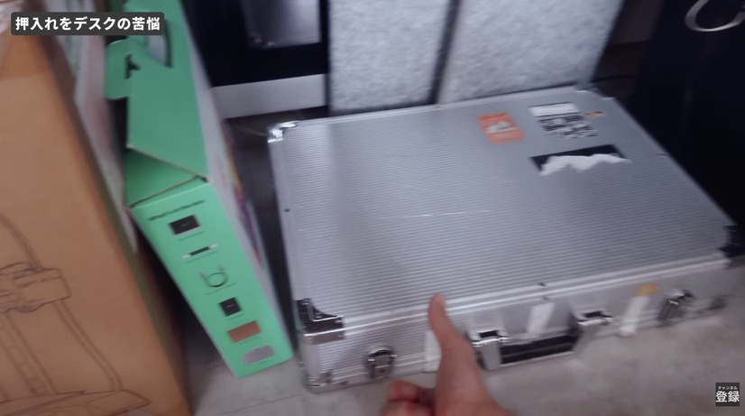 エフェクターボードを“足置き台”として活用（C）メルルーサ丸岡