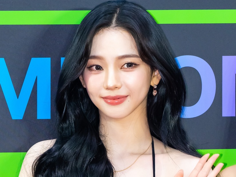 『紅白』出場のaespa・カリナ、修道女姿が神秘的…シスターに変身したオフショット公開【PHOTO】