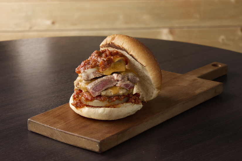 【富良野ぷちぷちバーガー】「ふらの和牛ステーキを載せたこぼれトマトチーズハンバーガー」1,728円(1個)《各日販売予定50点》