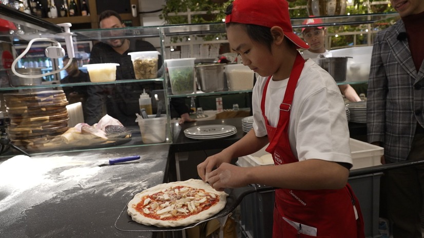 ピザの本場イタリア・ナポリで修行する成本豊穂くん（C）フジテレビ