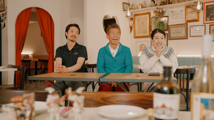 左から）「Pizzeria e Trattoria da ISA」店主・山本尚徳、勝俣州和、横澤夏子（C）フジテレビ