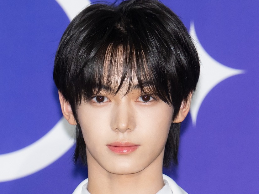 TWS・ハンジン、高貴な“御曹司ビジュ”にうっとり…白スーツ姿のホリデーショット公開【PHOTO】