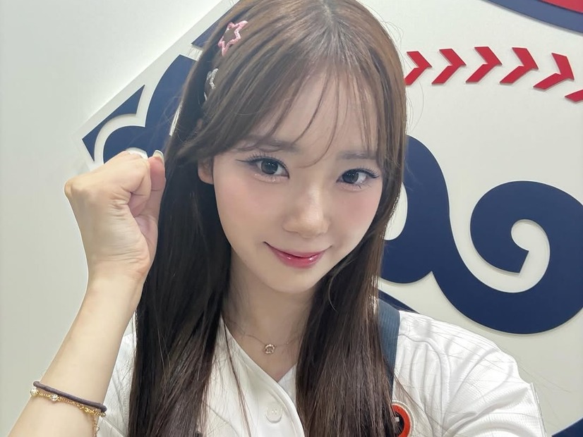 ゆるめの胸元にドキッ…元アイドルの日本人チア、大胆なミニスカサンタコスでファン悩殺【PHOTO】