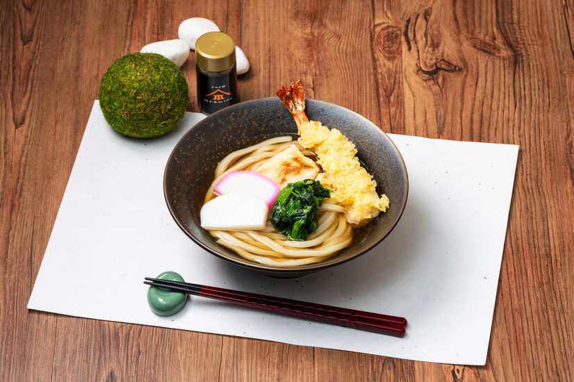 『年明け 寿 特大海老天うどん』（税込1,380円）