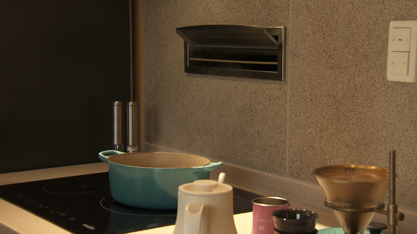 郵便ポストのような壁付けの換気扇©MBS