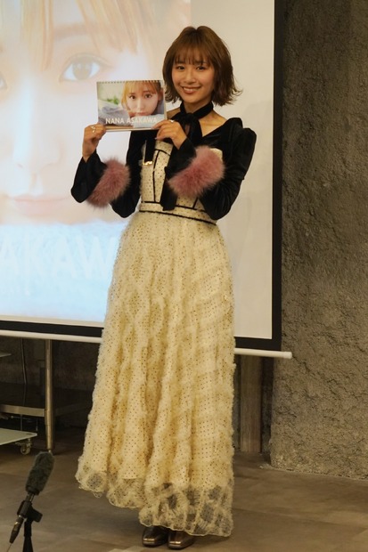 浅川梨奈【写真：竹内みちまろ】