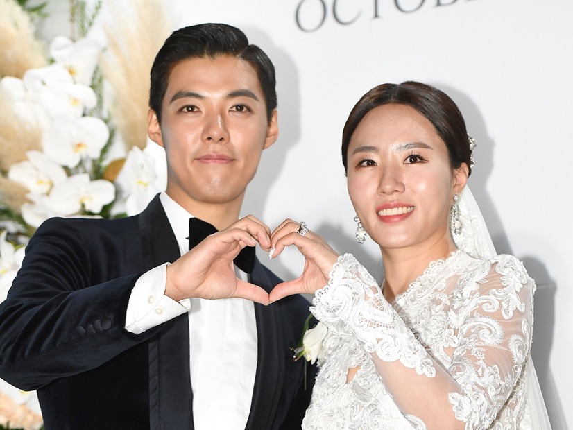日本国籍を捨てて韓国人になった歌手、五輪金メダリスト妻とディズニー満喫！結婚6年目でもラブラブ【PHOTO】