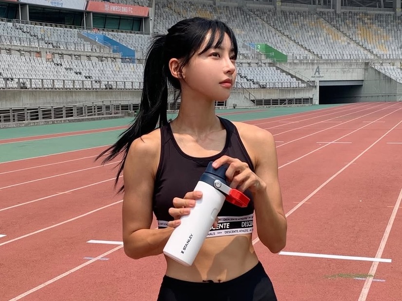 “韓国陸上界のaespa・カリナ”が日本に！ベッド寝そべりに美肩チラ見せで視線強奪【PHOTO】