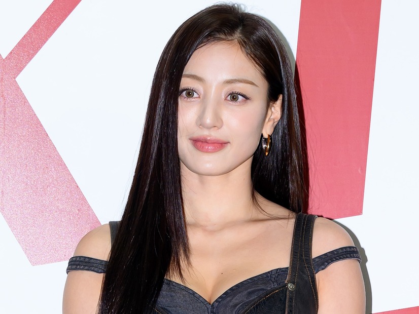 新年から攻める！TWICE・ジヒョ、ギリギリの水着姿から最小限の布を使った衣装姿まで大公開【PHOTO】