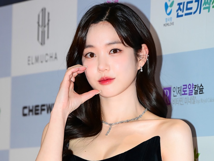 BTS・JUNG KOOKとの熱愛説否定の韓国女優、東京に君臨！ふわふわファッションでキュートに【PHOTO】