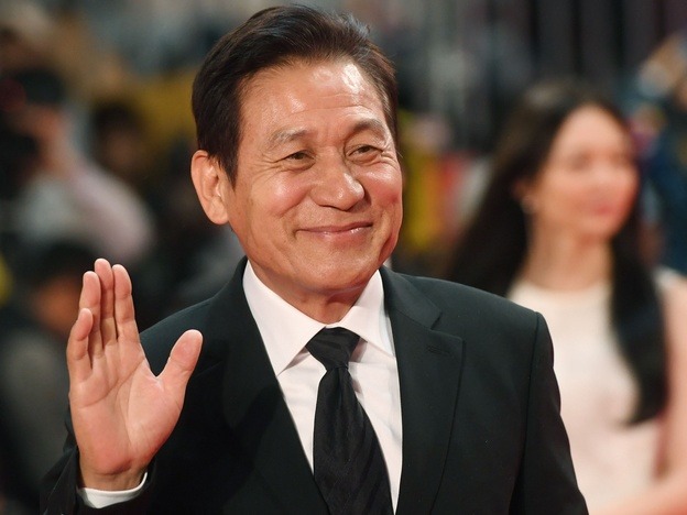大物スターたちが別れを惜しみ、政府は勲章を…韓国の国民俳優アン・ソンギを哀悼