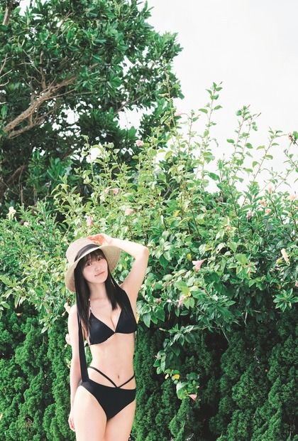 先行カット・菅井友香 写真集『たびすがい』(C)ワニブックス