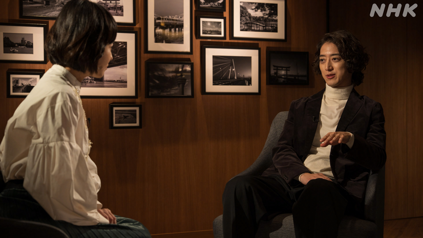 左から）林田理沙アナウンサー・角野隼斗（C）NHK