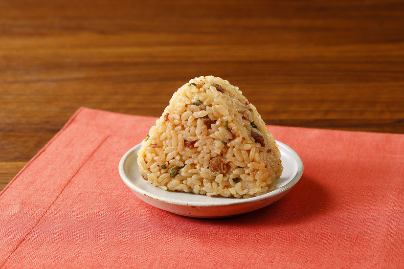 「らーめんや天金監修　正油ラーメンおにぎり」216円（税込）