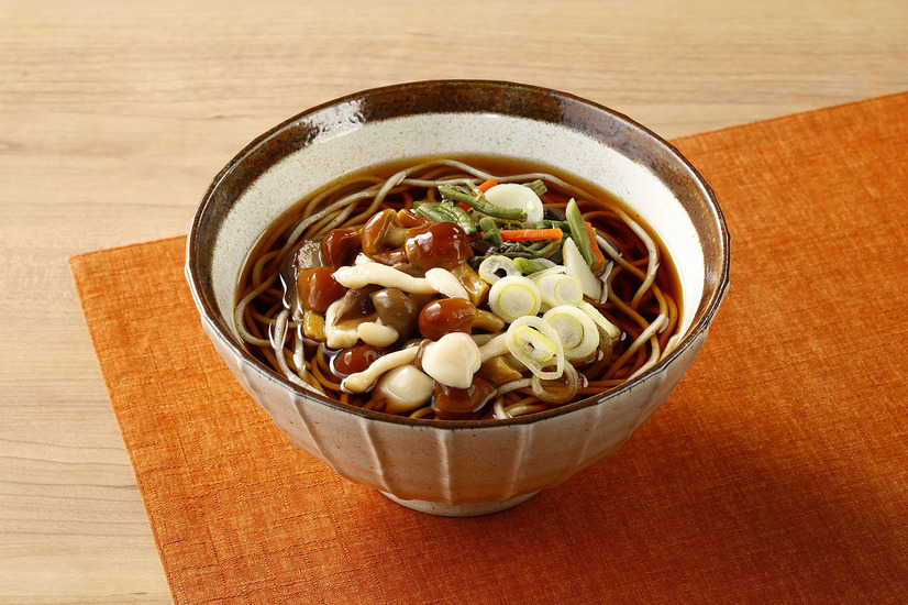 「きのこ王国　きのこ山菜そば」646円（税込）