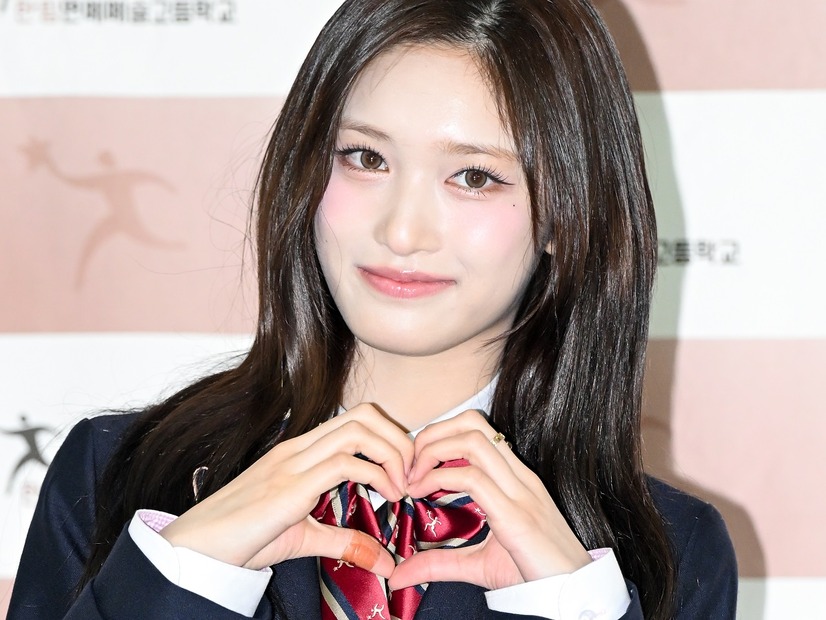 IVE・イソ、高校の卒業式に出席　“最後の制服姿”で見せた圧巻のビジュアル【PHOTO】