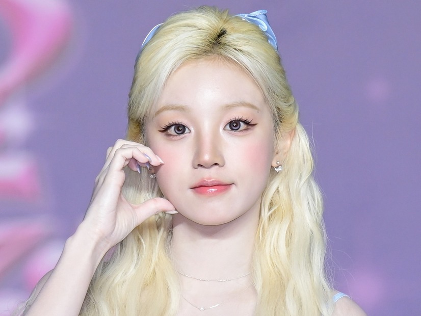 「女神だ…」i-dle・ウギ、幻想的な“赤髪”にイメチェン！息をのむ美貌に反響続々【PHOTO】