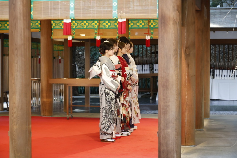 乃木坂46・乃木神社にて行われた成人式の様子（C）乃木坂46LLC