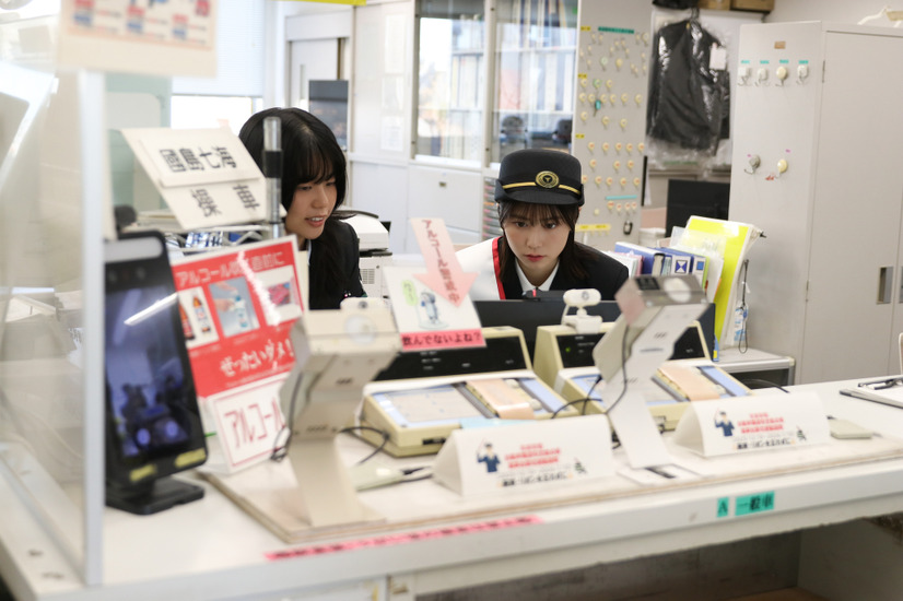 運行管理者の業務体験をする丹生明里【撮影／平木昌宏】
