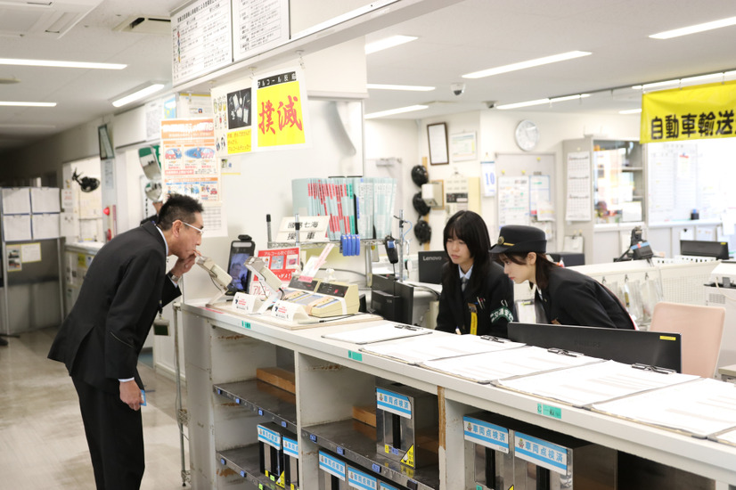 運行管理者の業務体験をする丹生明里【撮影／平木昌宏】