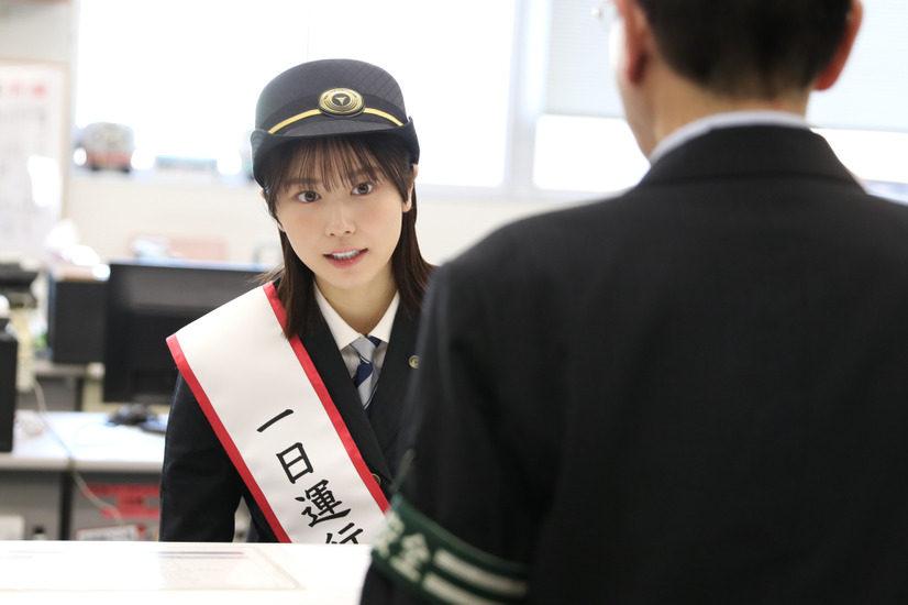 運行管理者の業務体験をする丹生明里【撮影／平木昌宏】