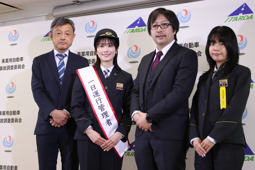 1日運行管理者に就任した丹生明里（左から2人目）【撮影／平木昌宏】