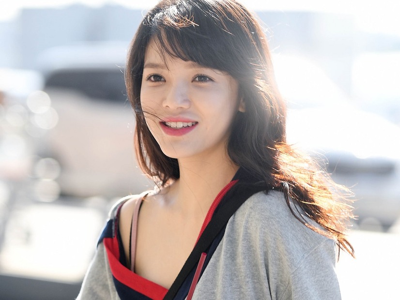 こんなに見せて大丈夫？ 危うく開いた大胆衣装のジミン、豊かなボリューム感「どタイプすぎる」【PHOTO】