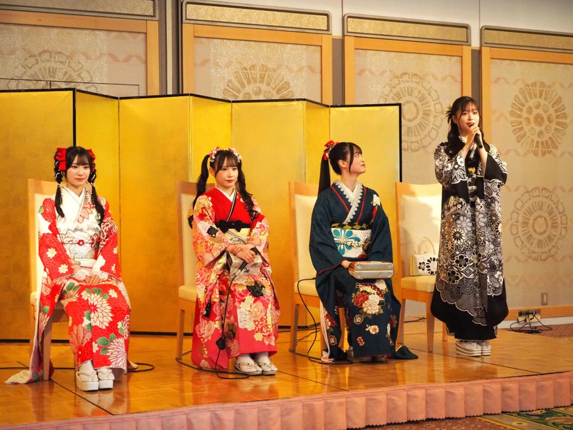 左から倉島杏実、大村杏、桒原椿、雲井紗菜(衣装協力・株式会社清水屋)　撮影／山田