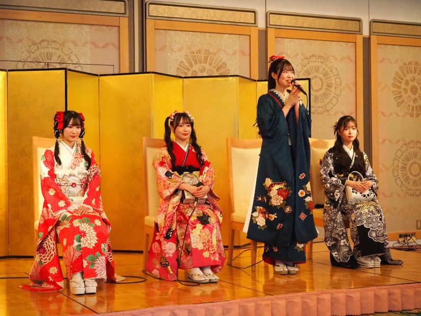 左から倉島杏実、大村杏、桒原椿、雲井紗菜(衣装協力・株式会社清水屋)撮影／山田