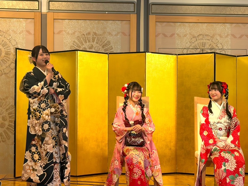 左から福原心春、河村優愛、倉島杏実(衣装協力・株式会社清水屋)撮影／山田