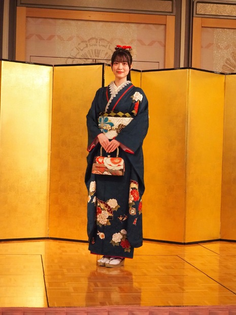 桒原椿(衣装協力・株式会社清水屋) 撮影／山田