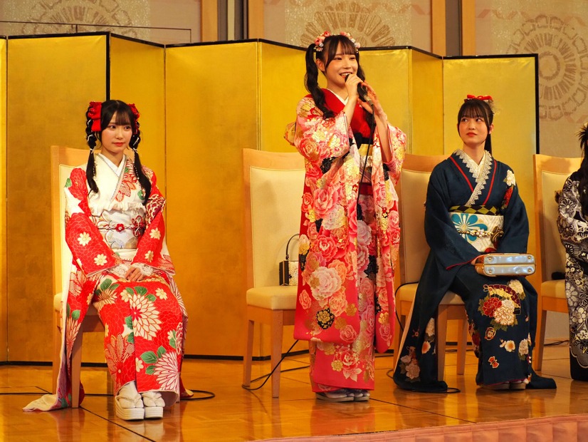 左から倉島杏実、大村杏、桒原椿(衣装協力・株式会社清水屋) 撮影／山田