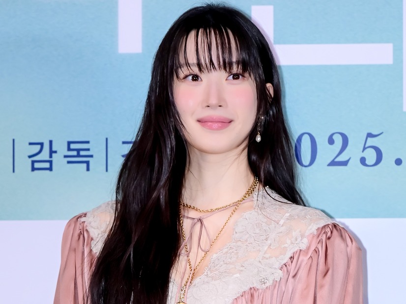 “ほぼ全部見えてる”衣装で話題に！ムン・ガヨン、深スリットのタイトドレスで太もも全開に【PHOTO】