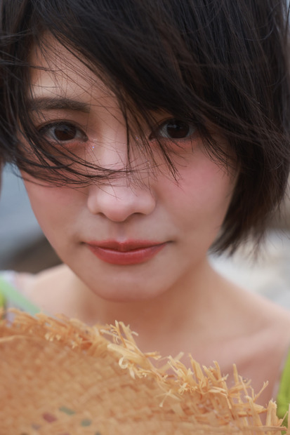 『松永有紗 卓上Calendar 2026.04-2027.03』(C)KADOKAWA／撮影：中山雅文