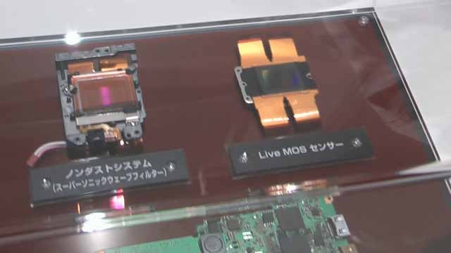 　パナソニックが9日に発表したムービー一眼「LUMIX DMC-G2」。マイクロフォーサーズ規格の小型デジタル一眼カメラで、3型タッチパネル液晶を搭載。直感的なタッチ操作で女性ユーザーの拡大を見込む。