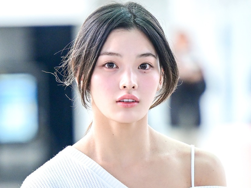 ILLITの日本人メンバー・イロハ、透き通るような“白肌”にクギ付け！愛らしさ全開の上目遣いにキュン【PHOTO】